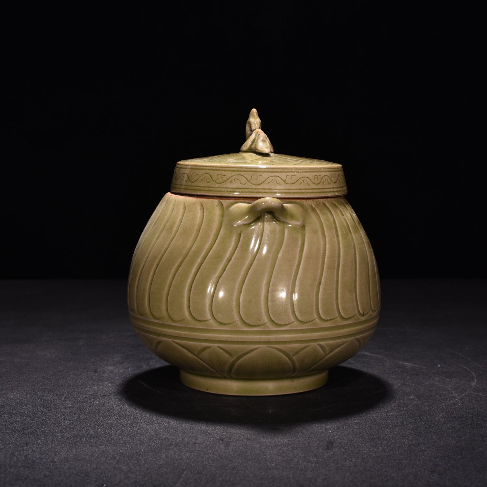 Five Dynasties secret color Yue kiln celadon double lid jar