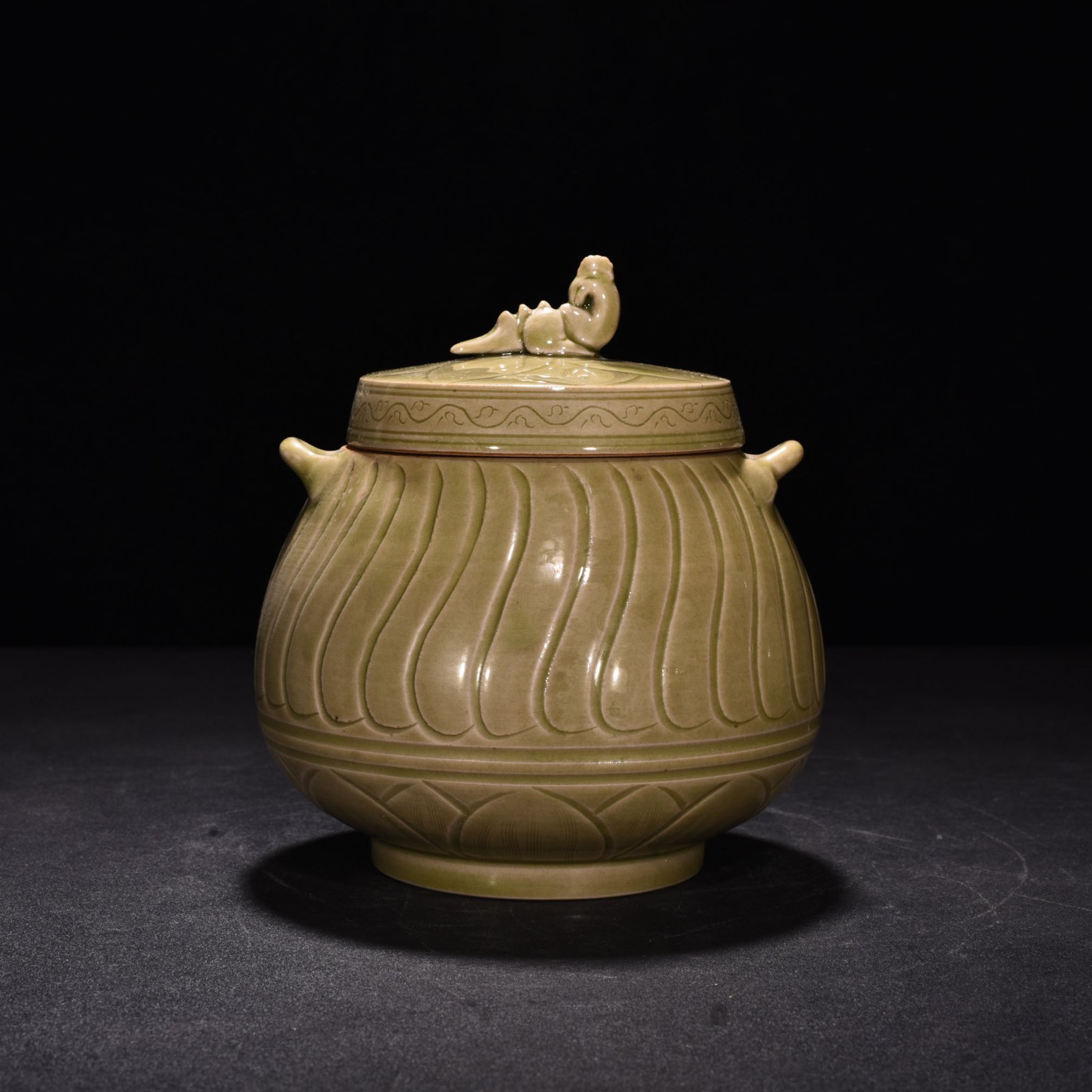 Five Dynasties secret color Yue kiln celadon double lid jar