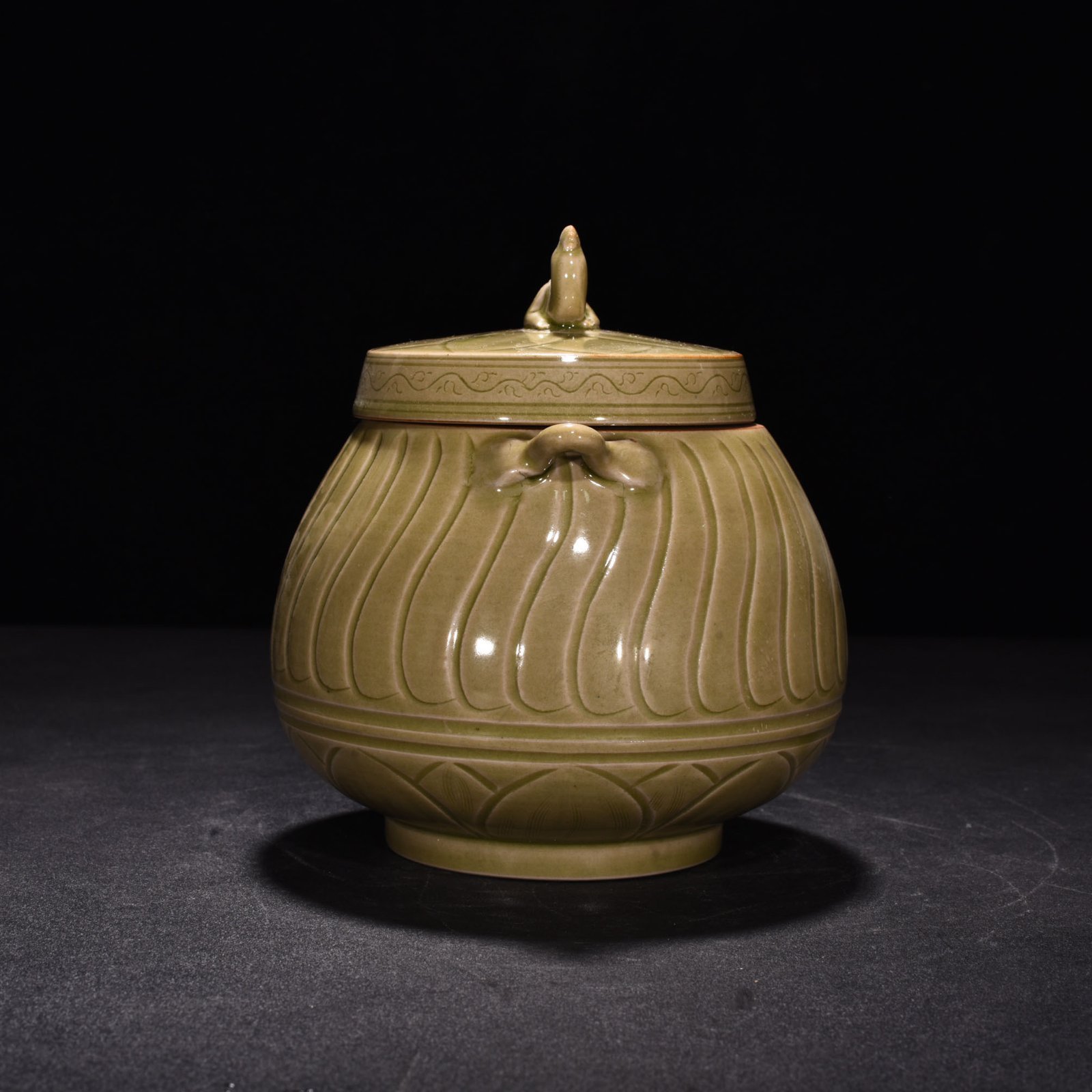 Five Dynasties secret color Yue kiln celadon double lid jar