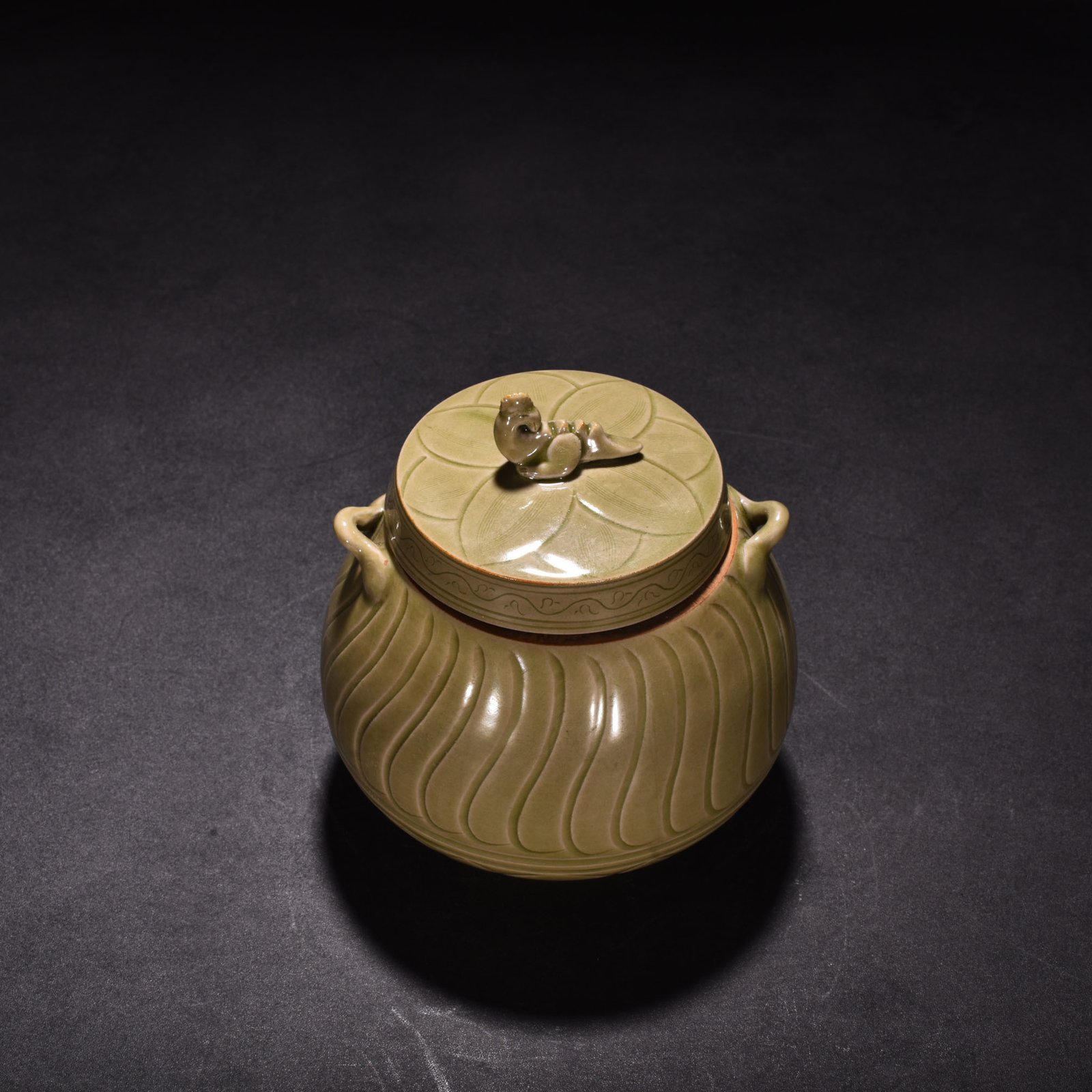 Five Dynasties secret color Yue kiln celadon double lid jar