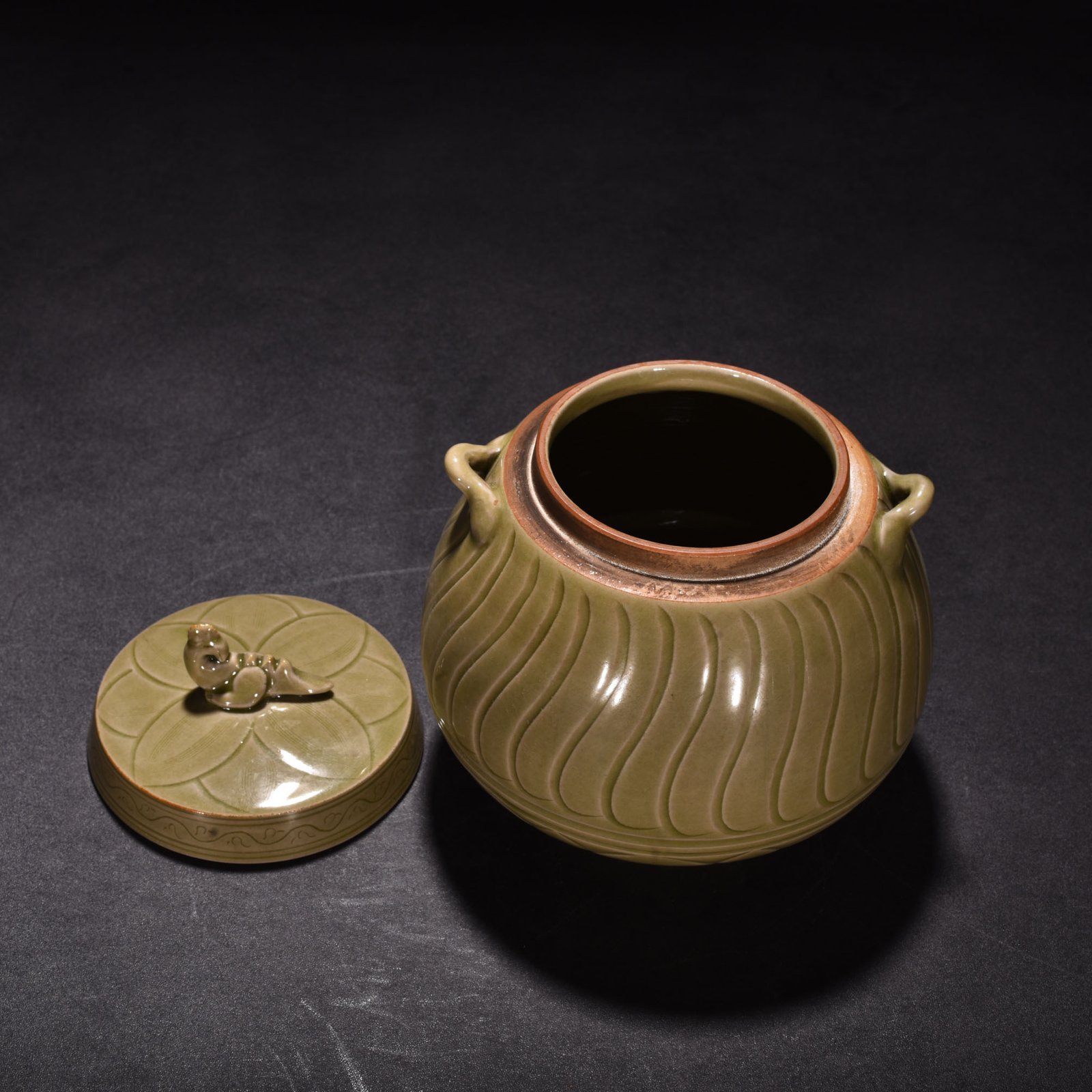 Five Dynasties secret color Yue kiln celadon double lid jar