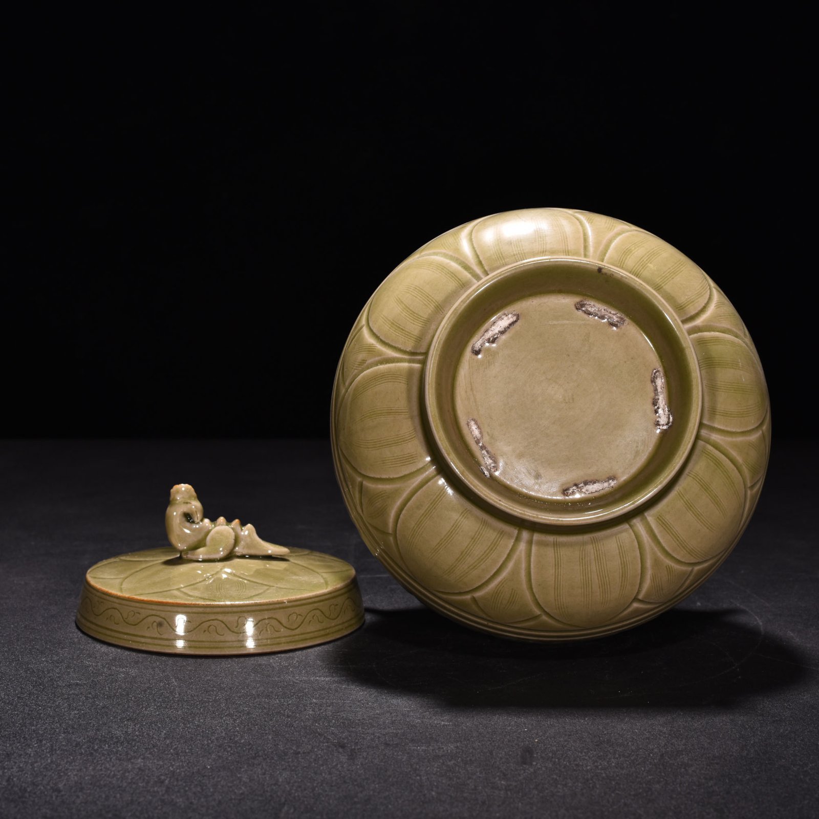 Five Dynasties secret color Yue kiln celadon double lid jar