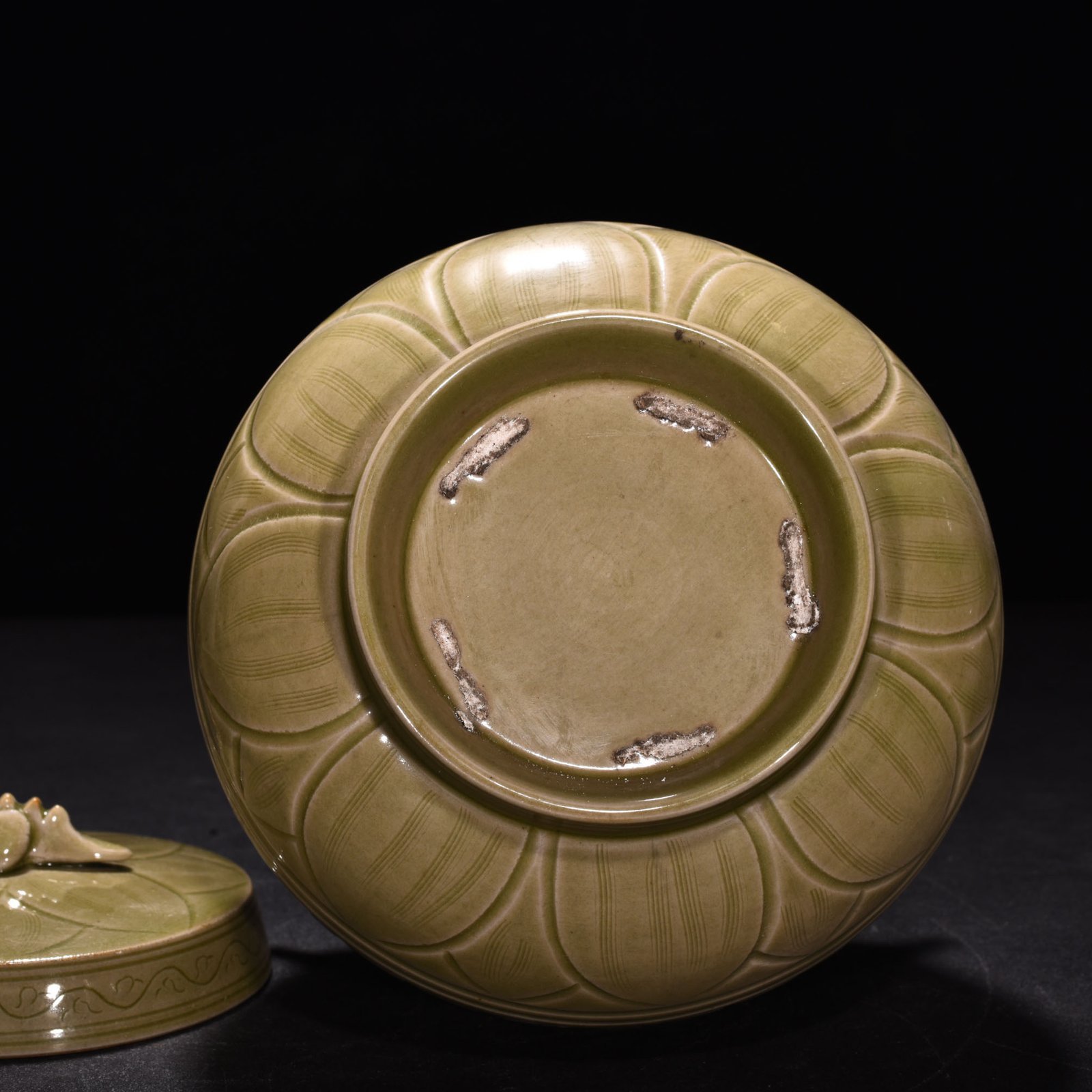 Five Dynasties secret color Yue kiln celadon double lid jar