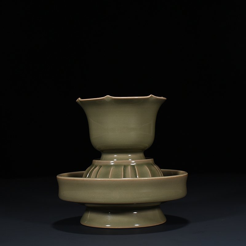 Five Dynasties secret color Yue kiln celadon lamp holder