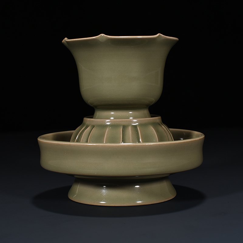 Five Dynasties secret color Yue kiln celadon lamp holder