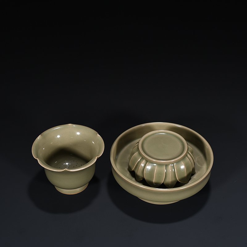 Five Dynasties secret color Yue kiln celadon lamp holder