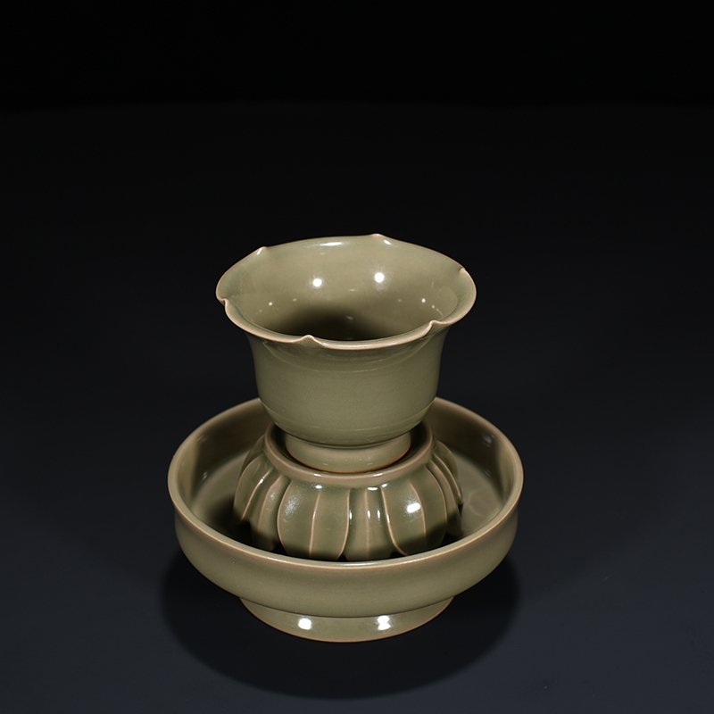 Five Dynasties secret color Yue kiln celadon lamp holder