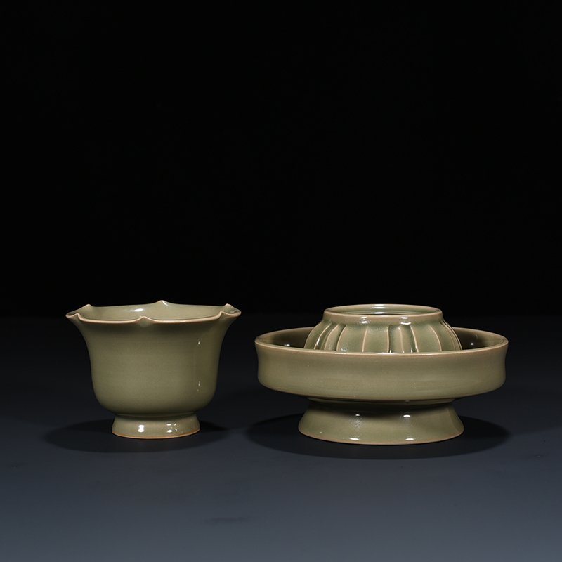 Five Dynasties secret color Yue kiln celadon lamp holder