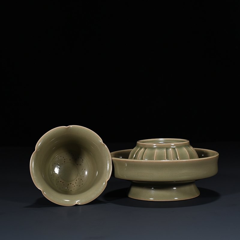Five Dynasties secret color Yue kiln celadon lamp holder