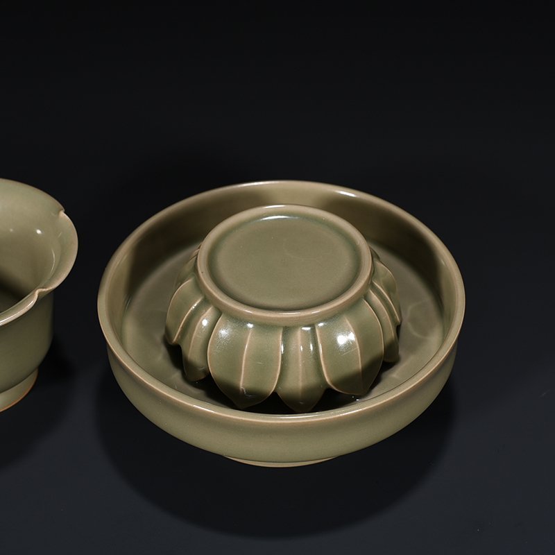 Five Dynasties secret color Yue kiln celadon lamp holder
