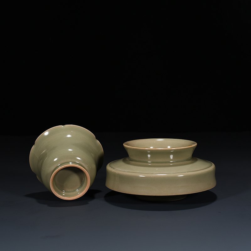 Five Dynasties secret color Yue kiln celadon lamp holder