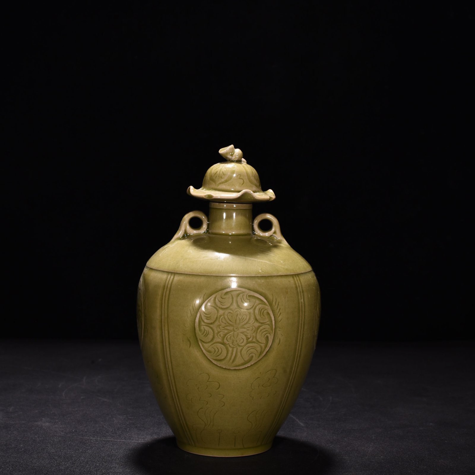 Five Dynasties Secret Color Yue Kiln Celadon Flower Pattern Double Cover Jar