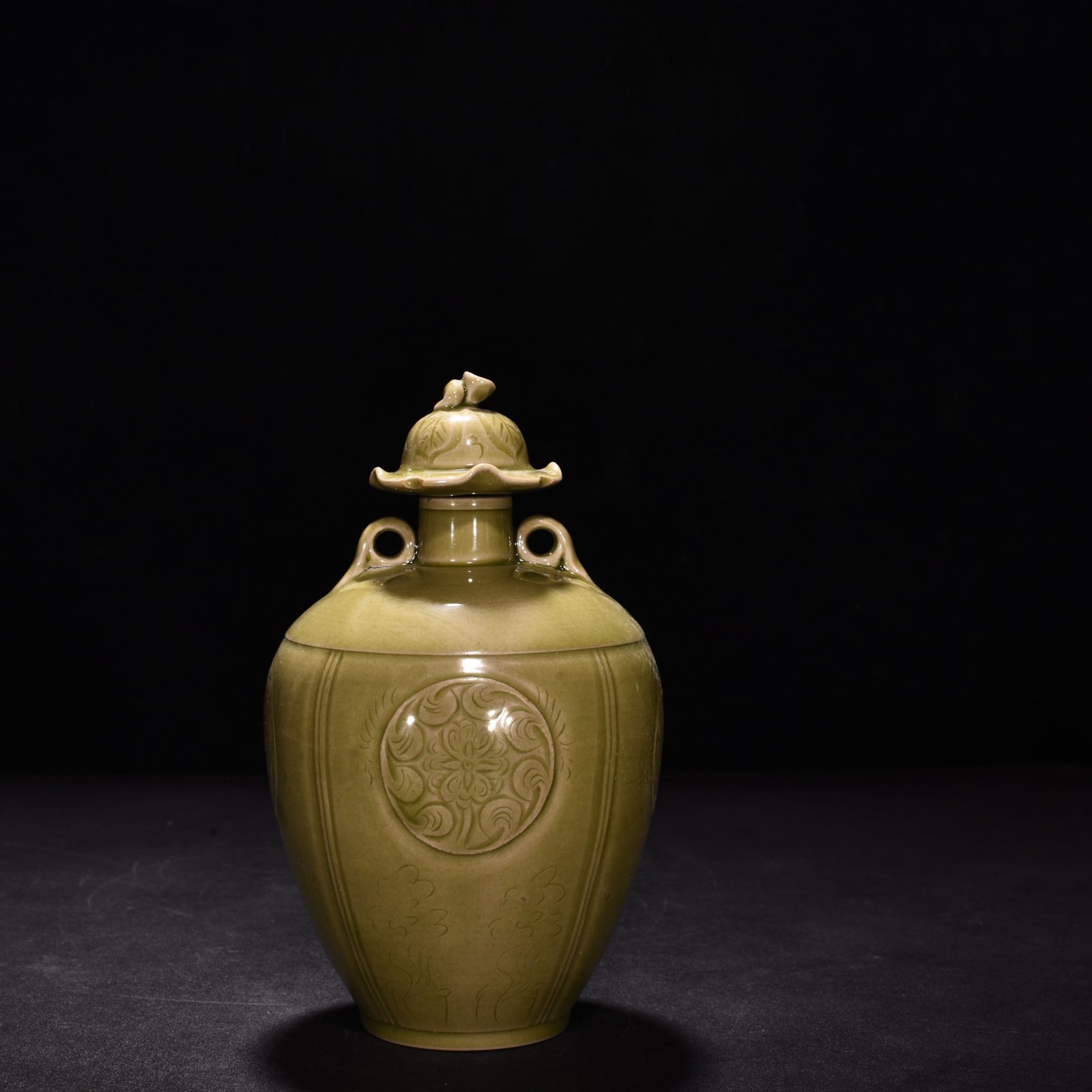 Five Dynasties Secret Color Yue Kiln Celadon Flower Pattern Double Cover Jar