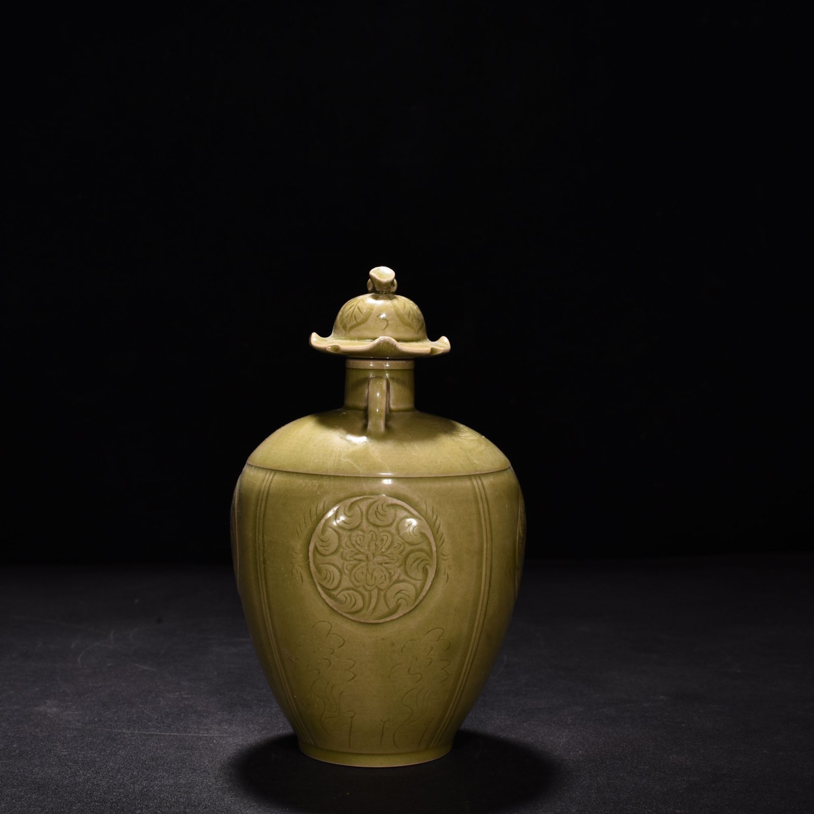 Five Dynasties Secret Color Yue Kiln Celadon Flower Pattern Double Cover Jar