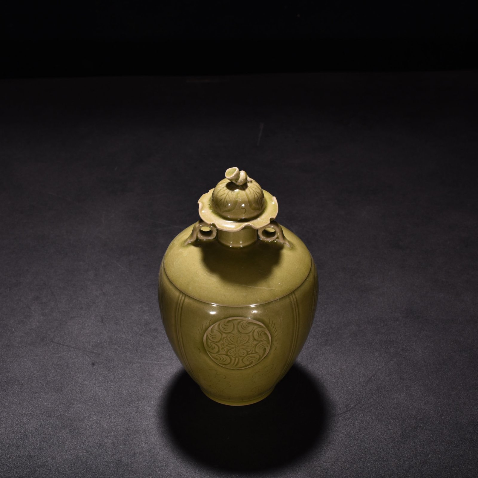 Five Dynasties Secret Color Yue Kiln Celadon Flower Pattern Double Cover Jar