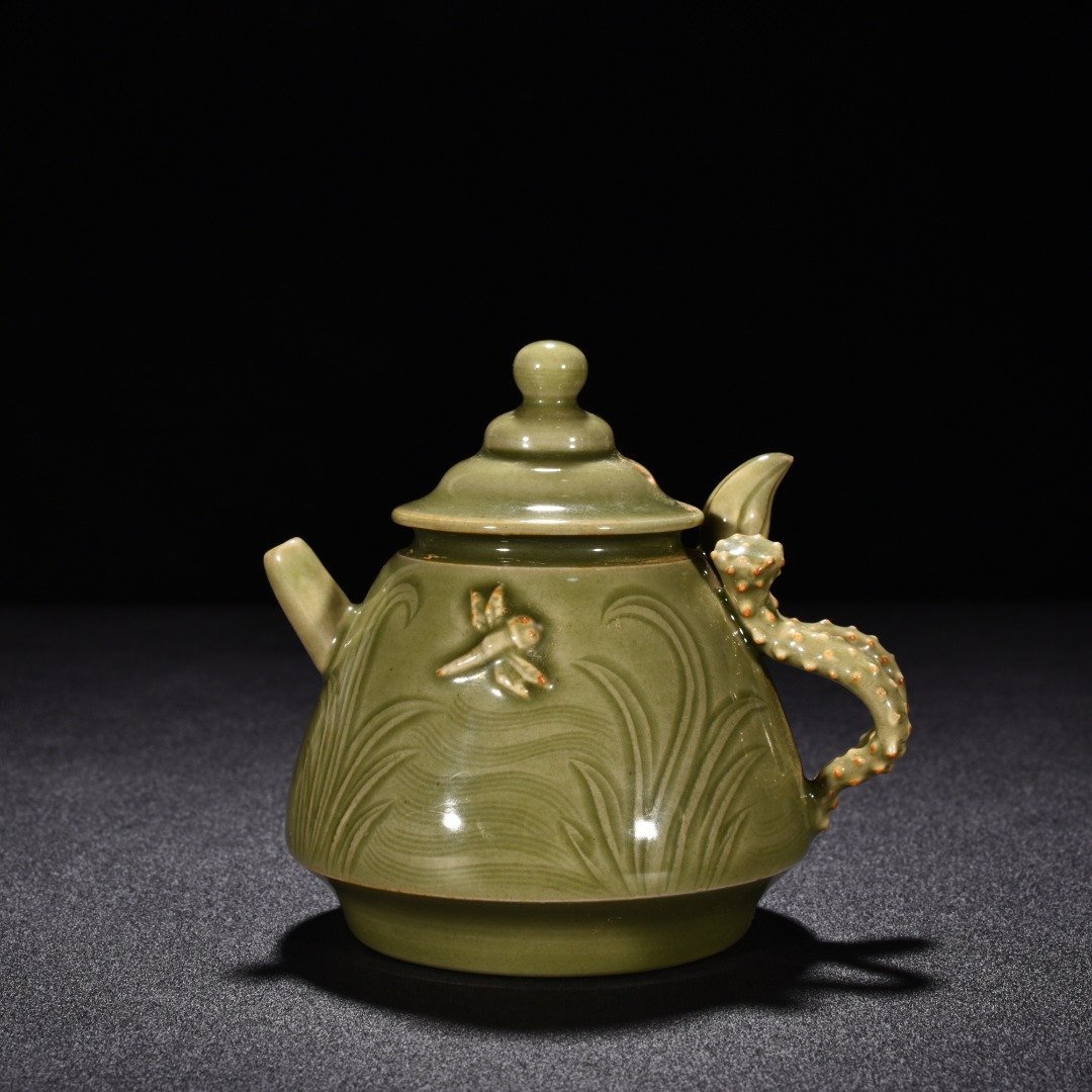 Five Dynasties secret color Yue kiln celadon flower pattern water drop