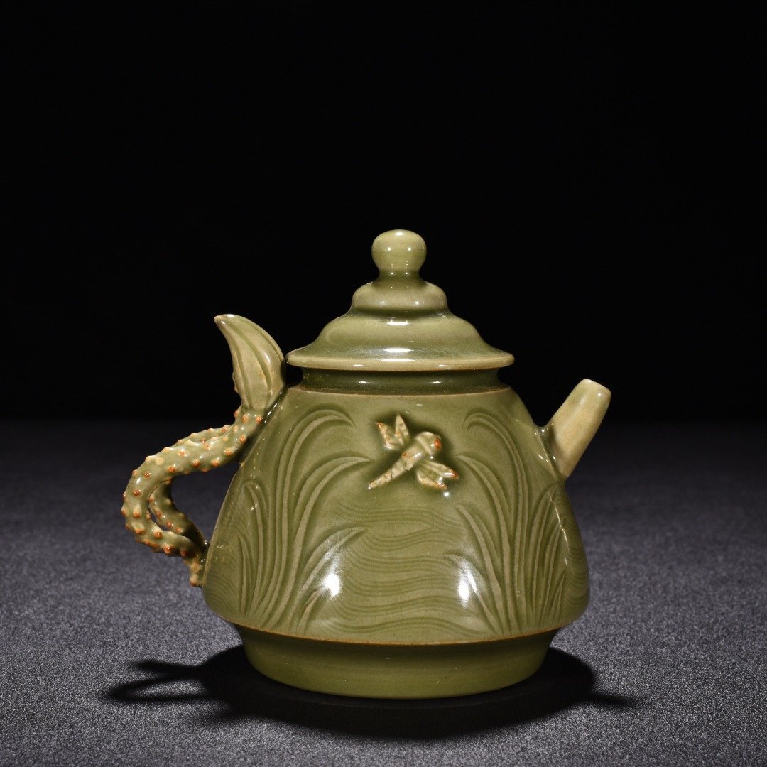 Five Dynasties secret color Yue kiln celadon flower pattern water drop