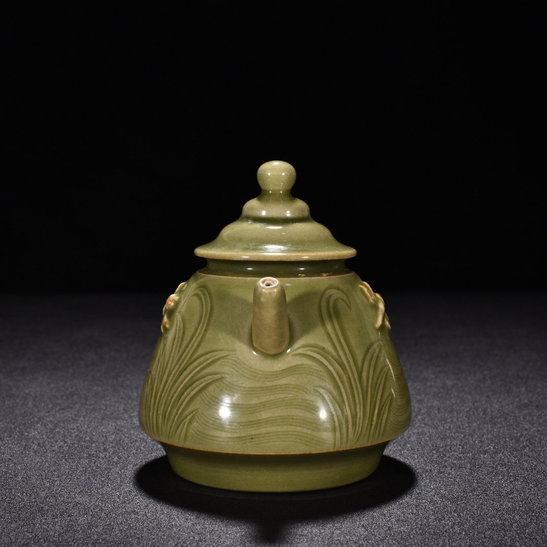 Five Dynasties secret color Yue kiln celadon flower pattern water drop