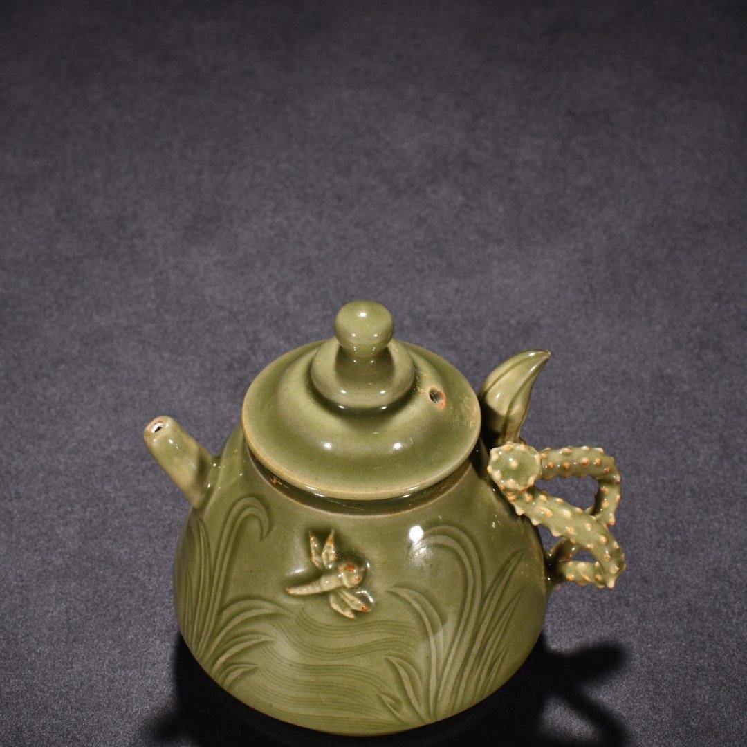 Five Dynasties secret color Yue kiln celadon flower pattern water drop