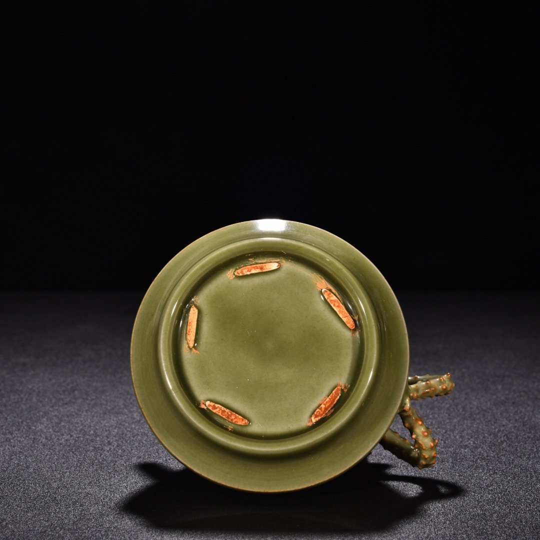Five Dynasties secret color Yue kiln celadon flower pattern water drop