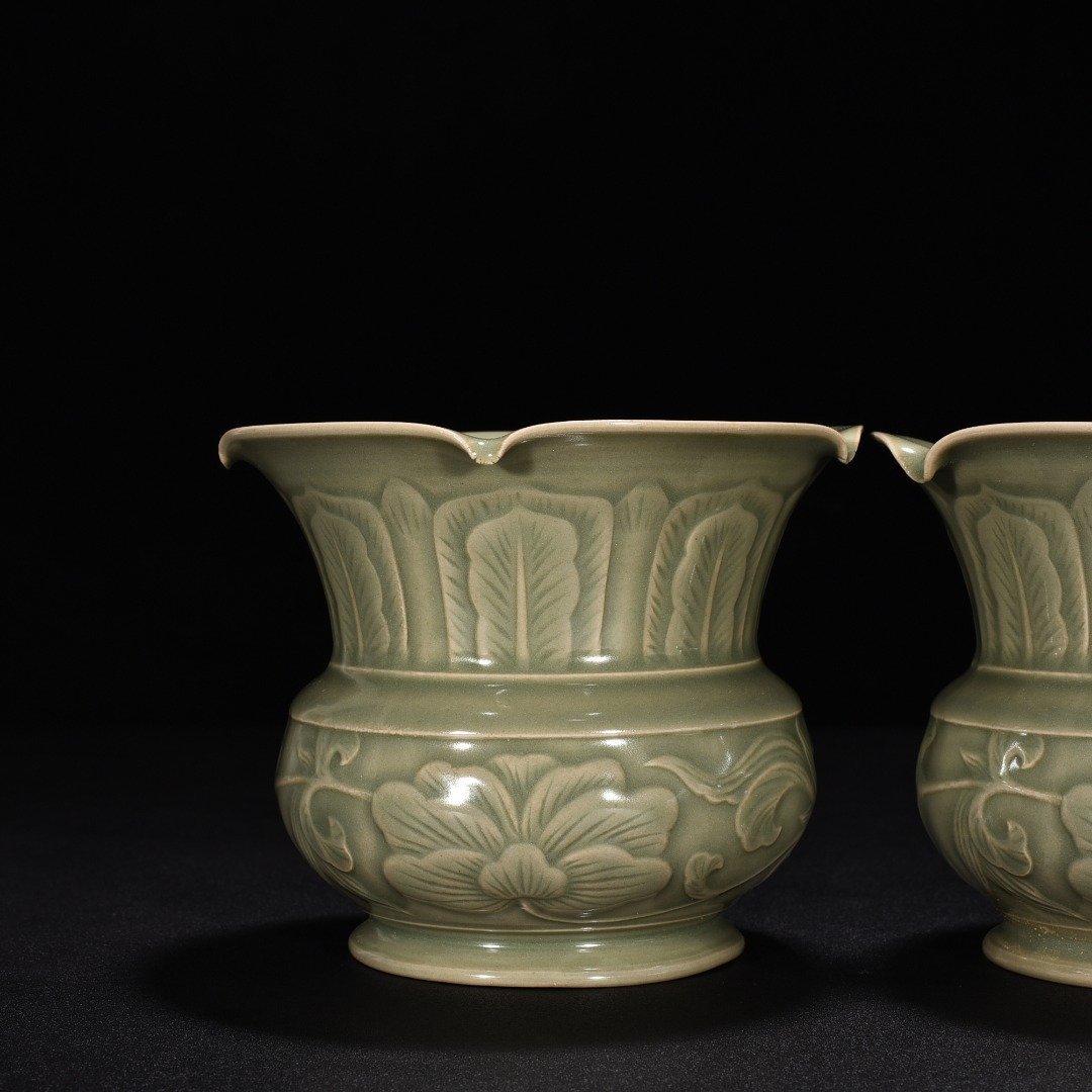 Five Dynasties secret color Yue kiln celadon flower pattern slag bucket