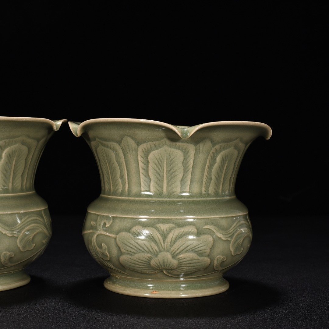 Five Dynasties secret color Yue kiln celadon flower pattern slag bucket