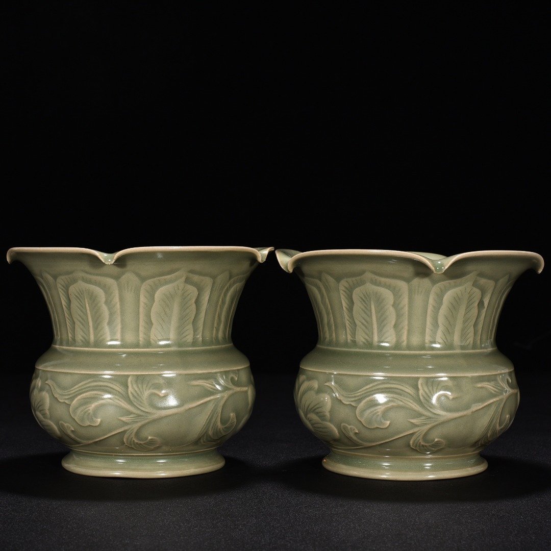 Five Dynasties secret color Yue kiln celadon flower pattern slag bucket