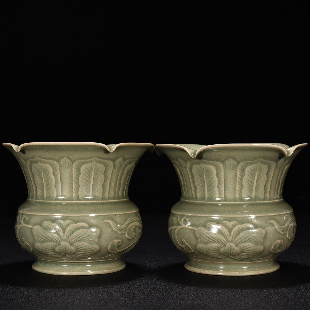 Five Dynasties secret color Yue kiln celadon flower pattern slag bucket