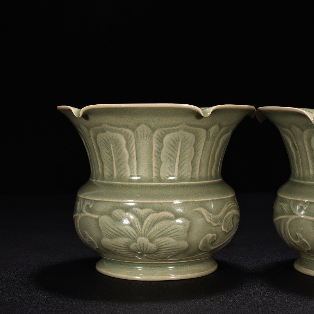 Five Dynasties secret color Yue kiln celadon flower pattern slag bucket
