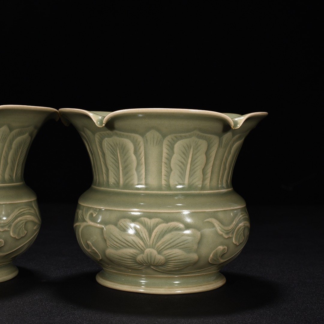 Five Dynasties secret color Yue kiln celadon flower pattern slag bucket