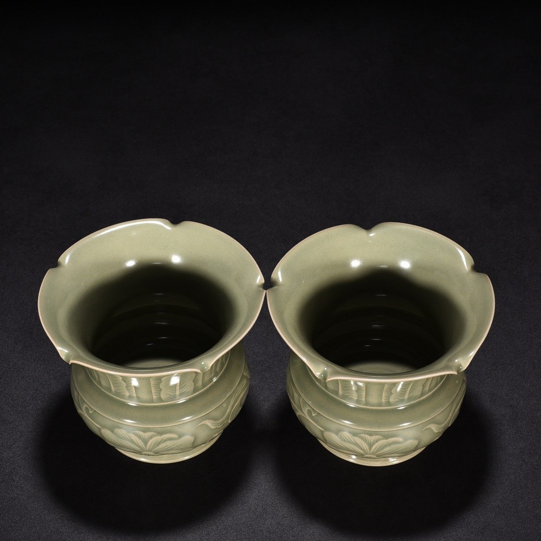 Five Dynasties secret color Yue kiln celadon flower pattern slag bucket