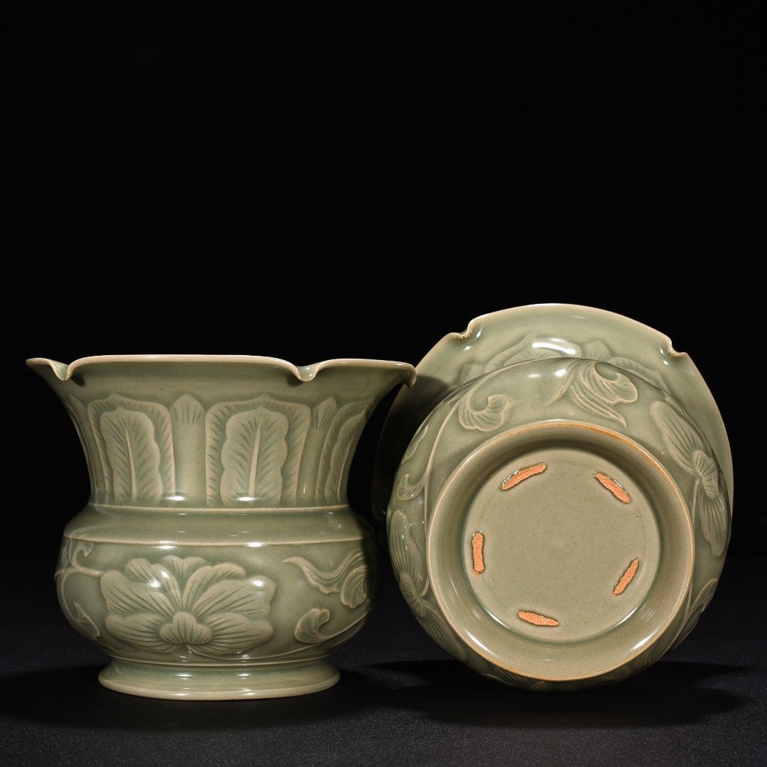 Five Dynasties secret color Yue kiln celadon flower pattern slag bucket