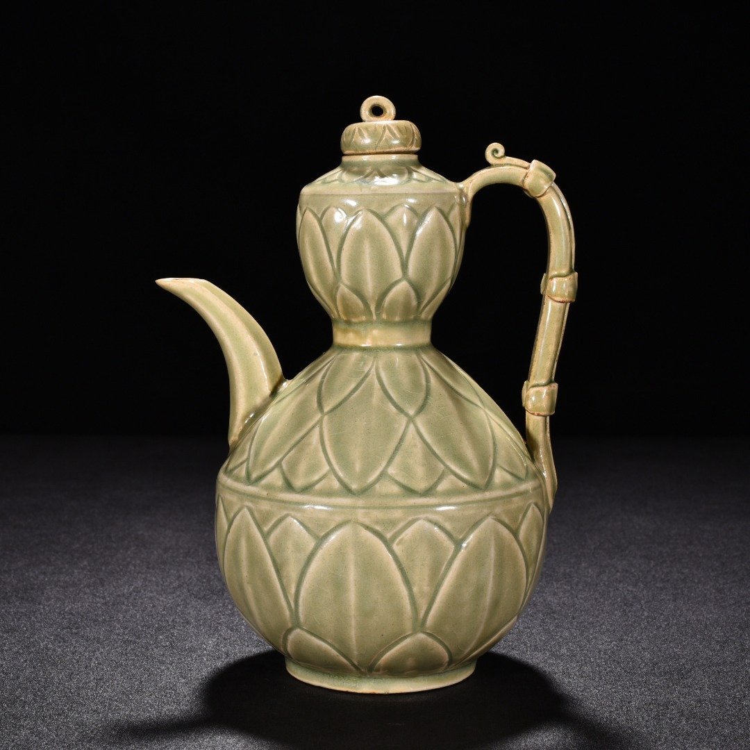 Five Dynasties secret color Yue kiln celadon banana leaf ewer