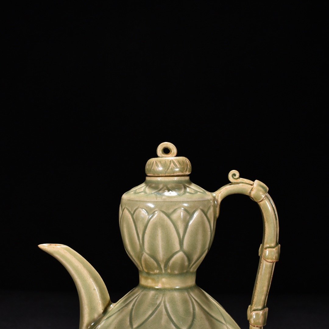 Five Dynasties secret color Yue kiln celadon banana leaf ewer