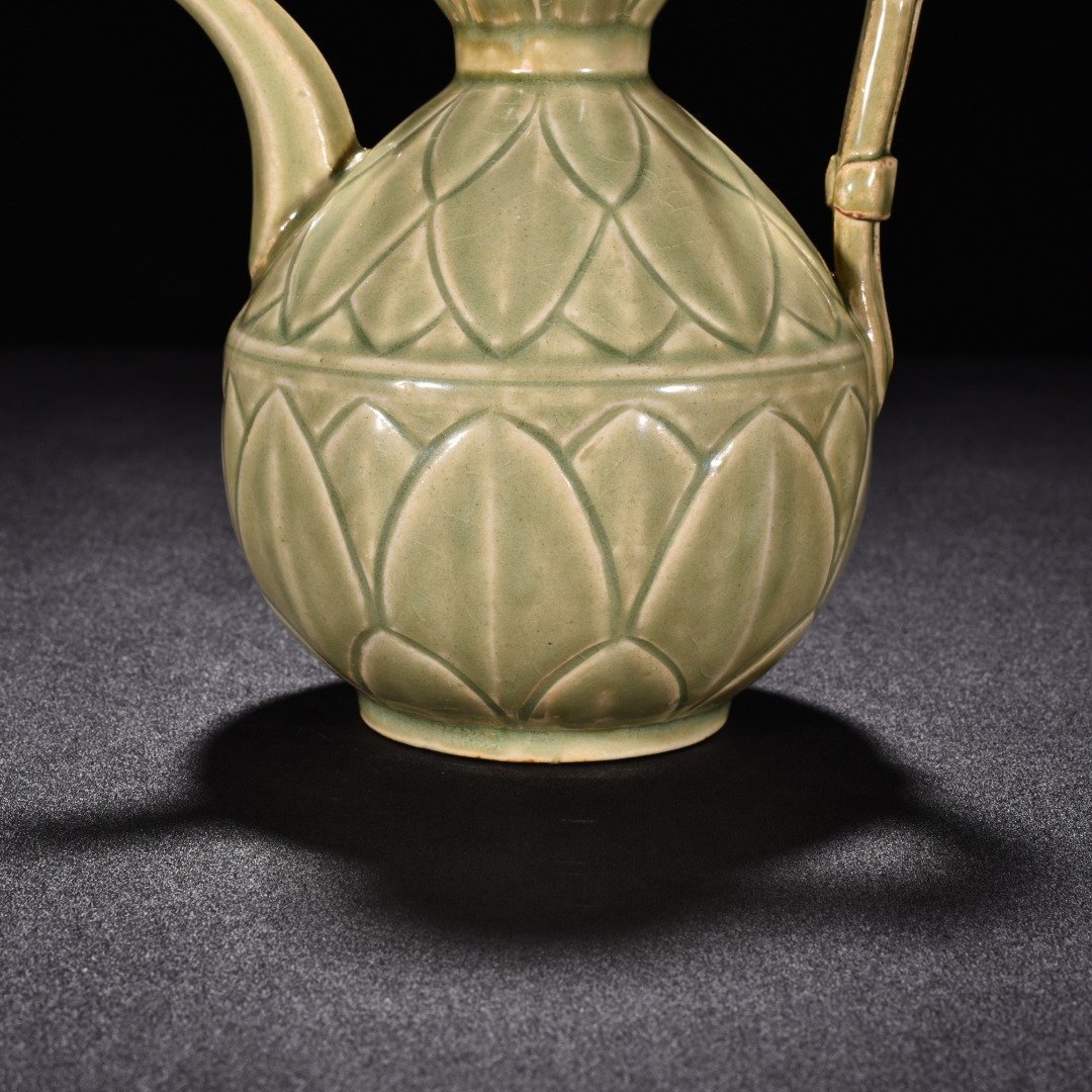 Five Dynasties secret color Yue kiln celadon banana leaf ewer