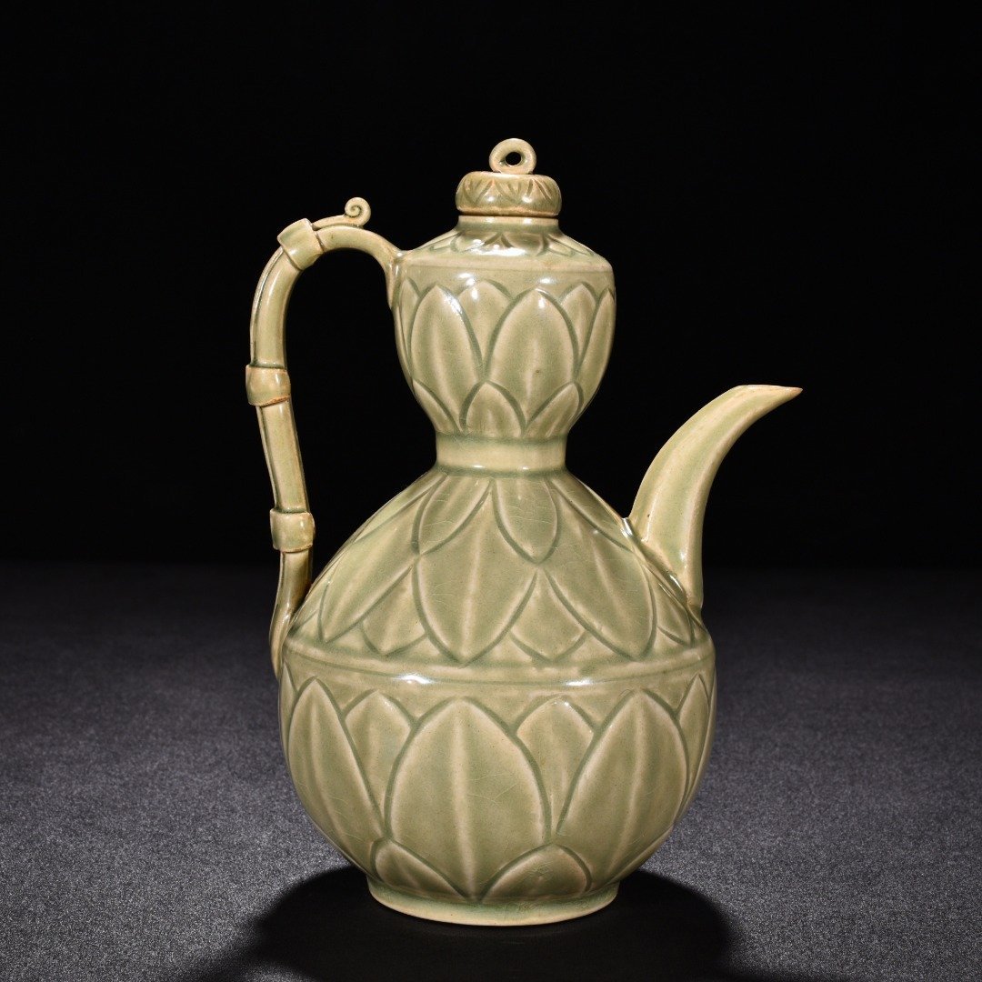 Five Dynasties secret color Yue kiln celadon banana leaf ewer