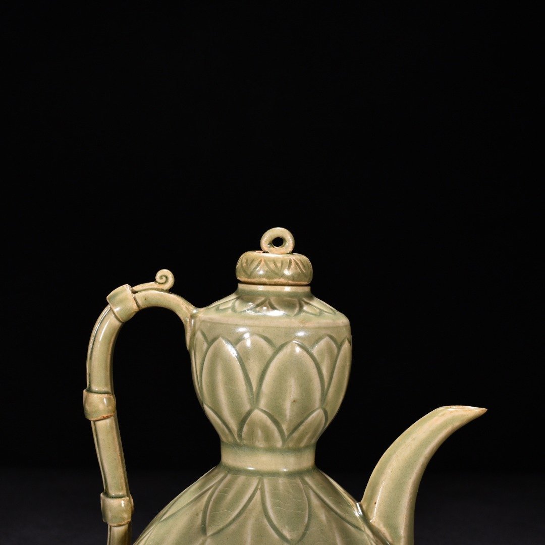 Five Dynasties secret color Yue kiln celadon banana leaf ewer