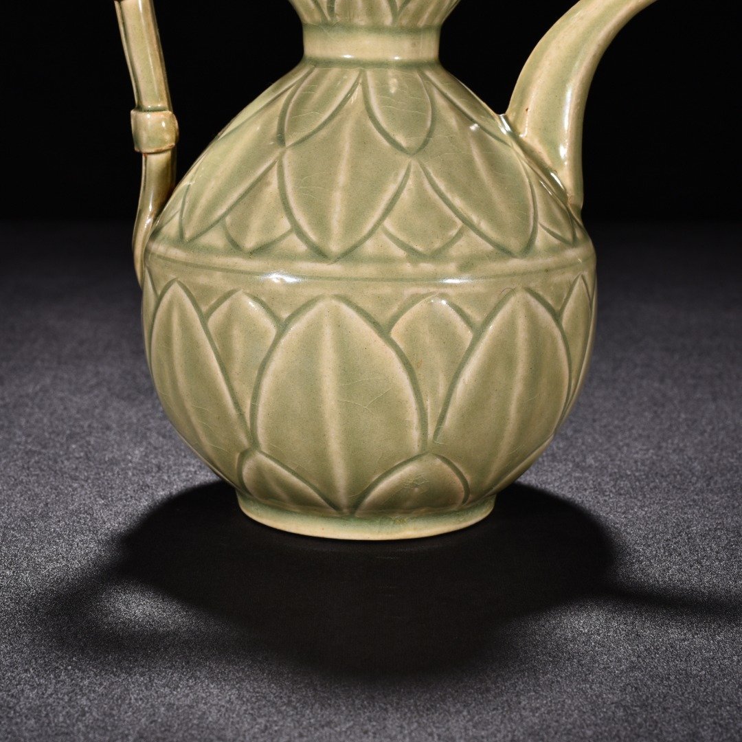Five Dynasties secret color Yue kiln celadon banana leaf ewer