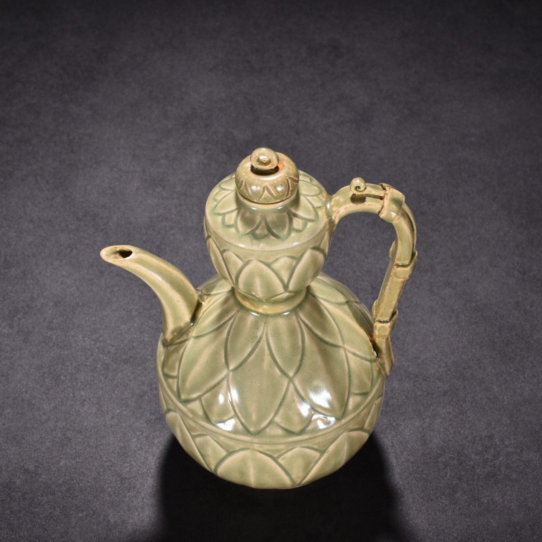 Five Dynasties secret color Yue kiln celadon banana leaf ewer