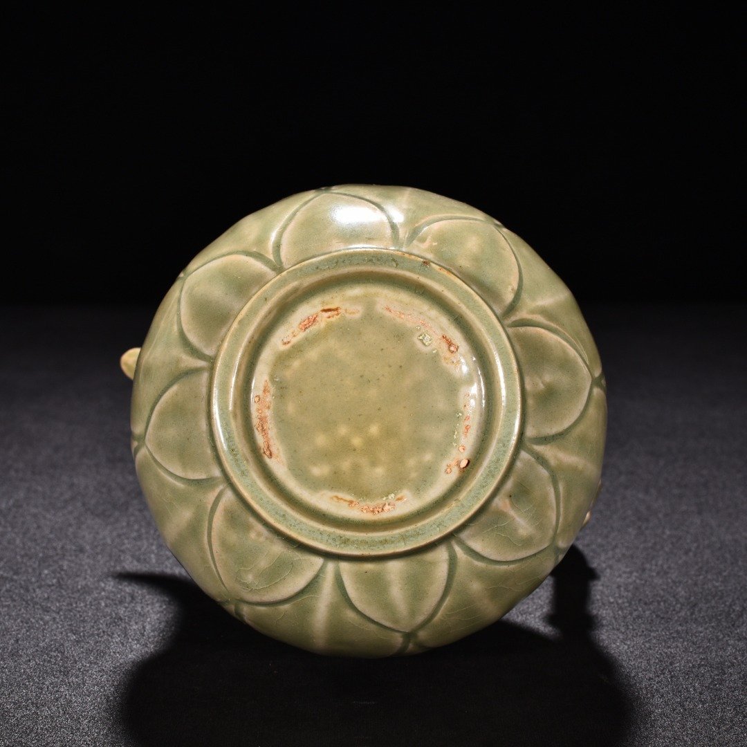 Five Dynasties secret color Yue kiln celadon banana leaf ewer
