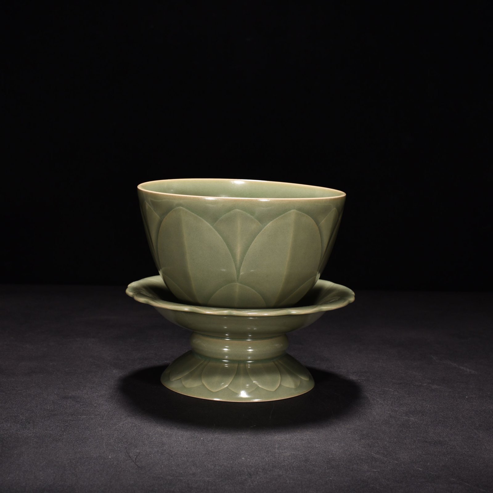 Five Dynasties secret color Yue kiln celadon banana leaf pattern serving bowl