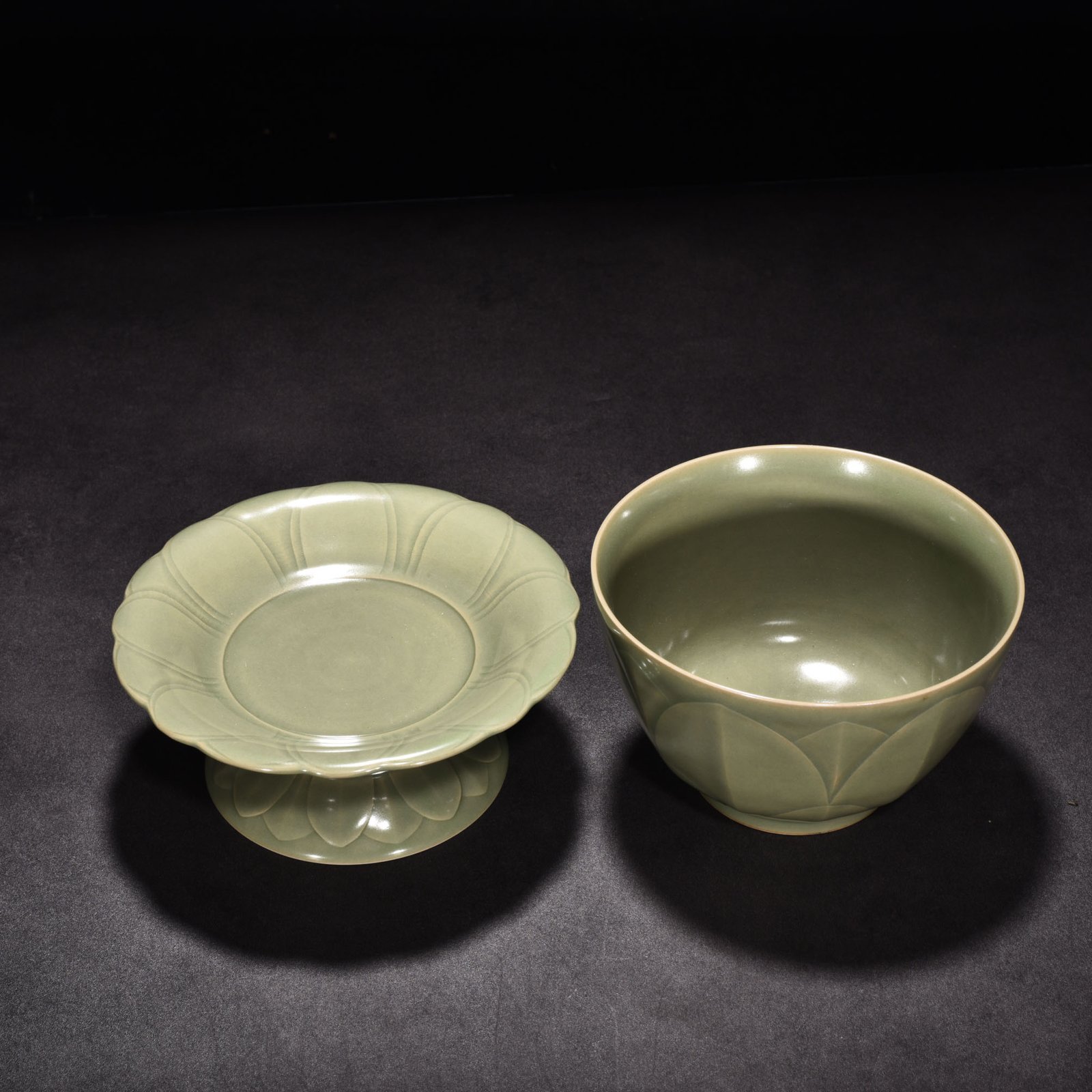 Five Dynasties secret color Yue kiln celadon banana leaf pattern serving bowl