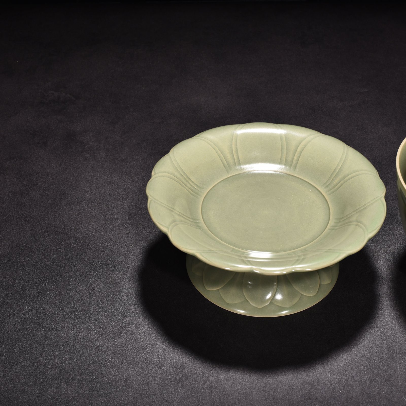 Five Dynasties secret color Yue kiln celadon banana leaf pattern serving bowl