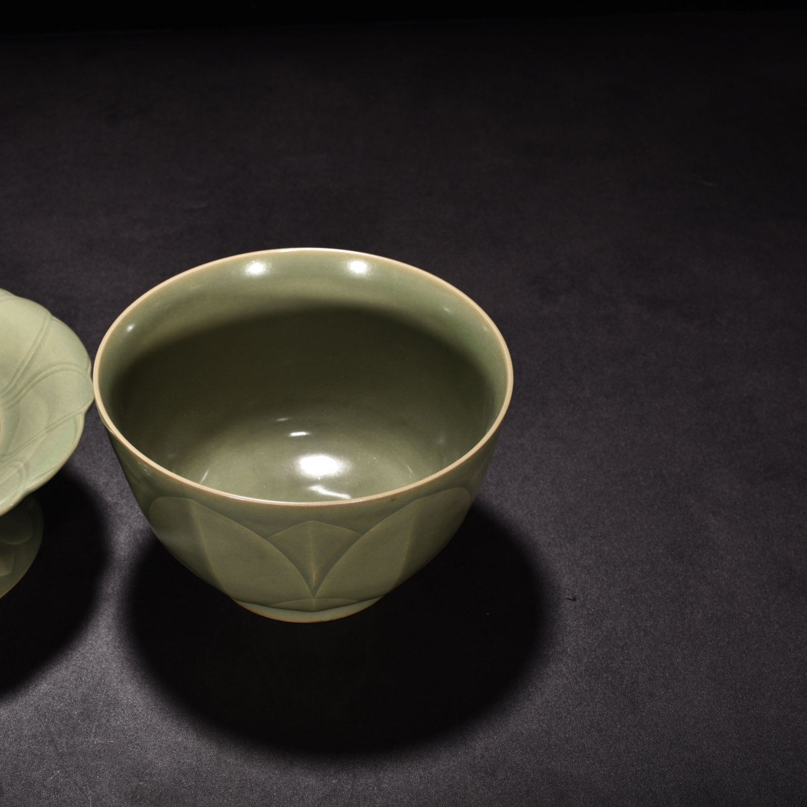 Five Dynasties secret color Yue kiln celadon banana leaf pattern serving bowl
