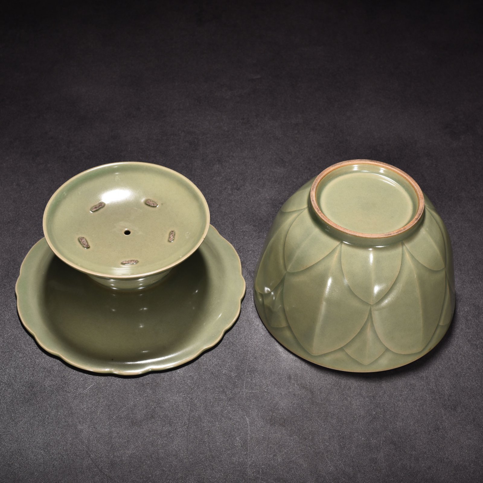 Five Dynasties secret color Yue kiln celadon banana leaf pattern serving bowl