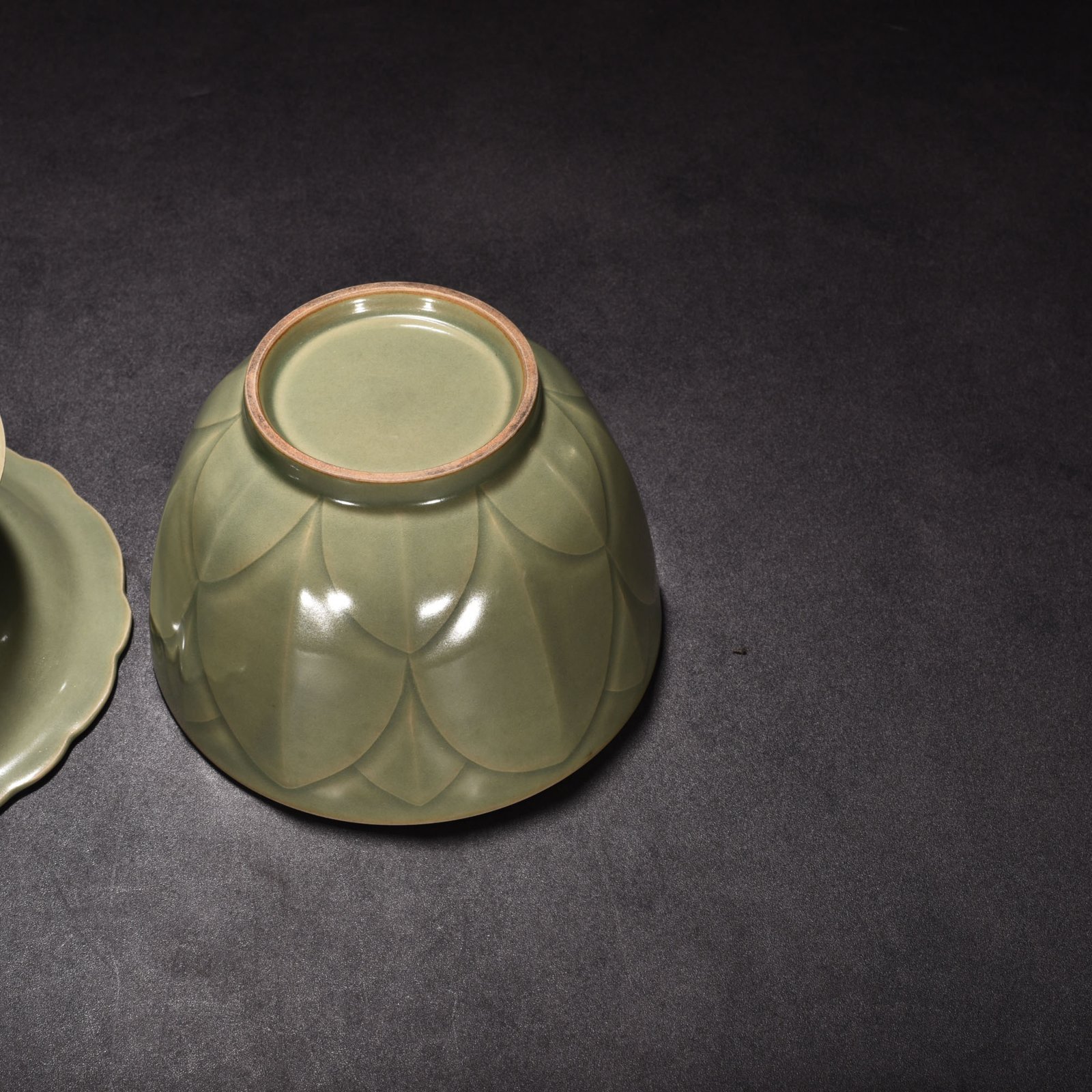 Five Dynasties secret color Yue kiln celadon banana leaf pattern serving bowl