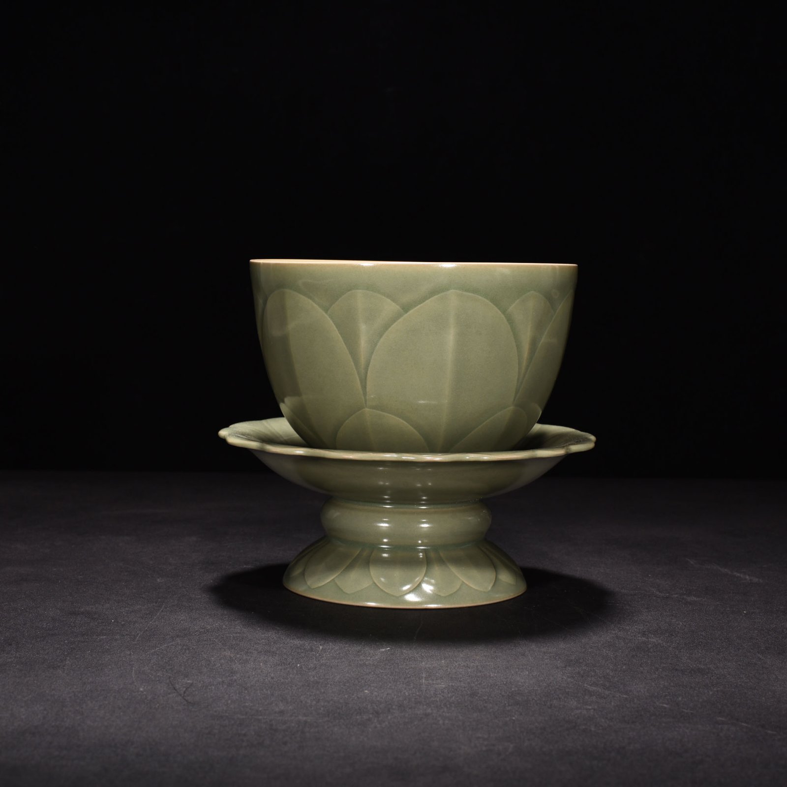 Five Dynasties Secret Color Yue Kiln Celadon Banana Leaf Pattern