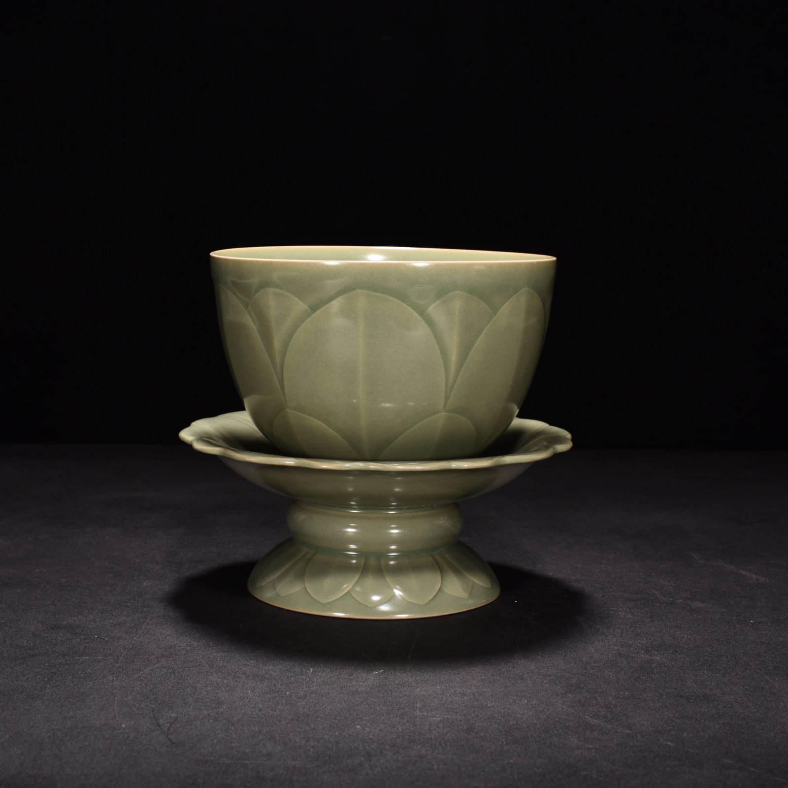 Five Dynasties Secret Color Yue Kiln Celadon Banana Leaf Pattern