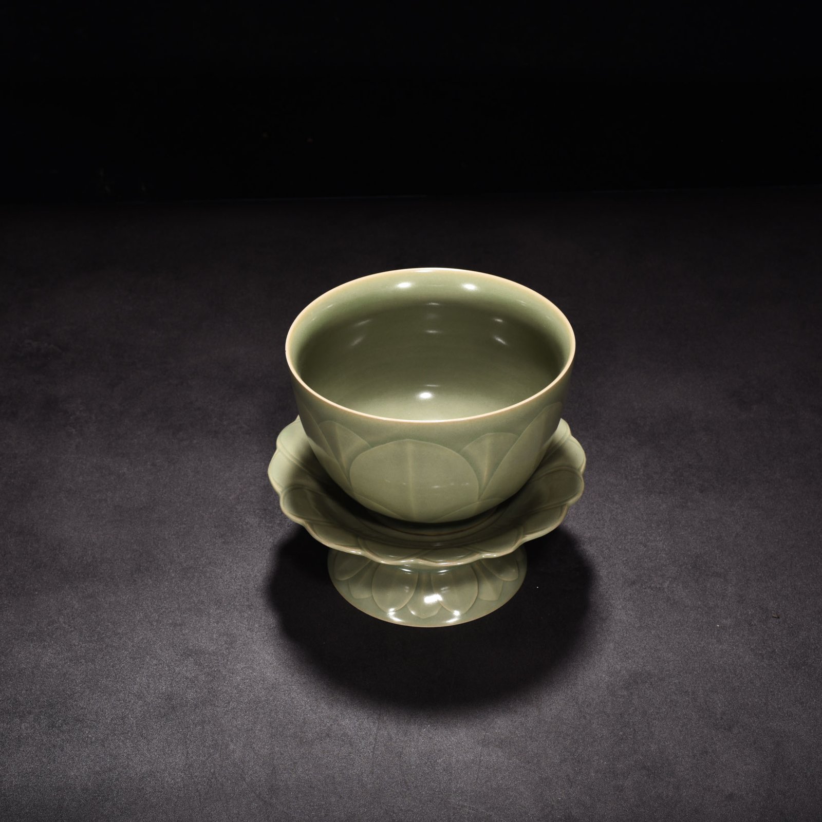 Five Dynasties Secret Color Yue Kiln Celadon Banana Leaf Pattern