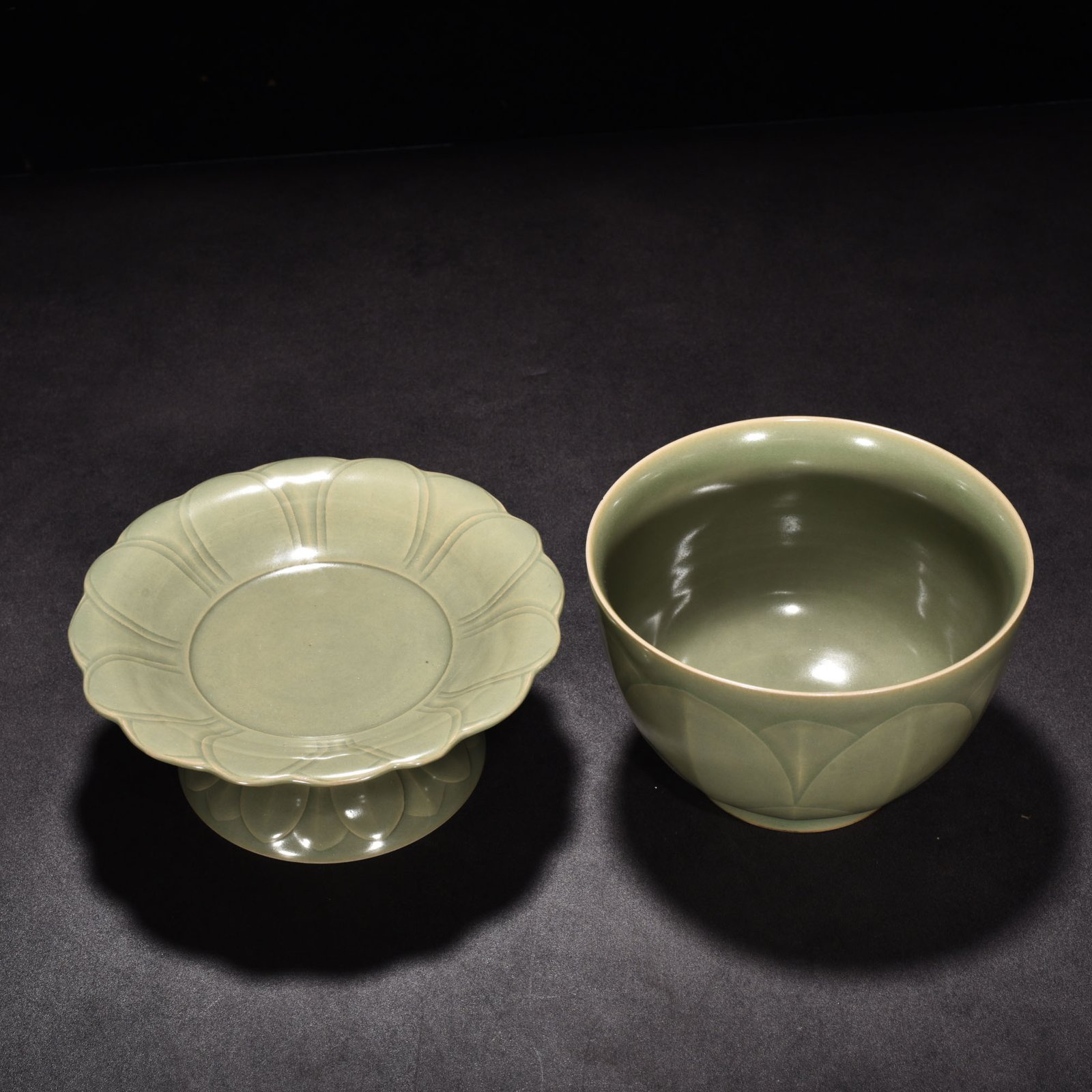 Five Dynasties Secret Color Yue Kiln Celadon Banana Leaf Pattern